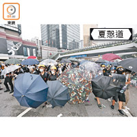 示威者有備而來，以雨傘布防。（袁志豪攝）
