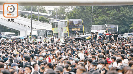示威者堵塞馬路癱瘓交通，巴士在路中心進退不得。（黃偉邦攝）