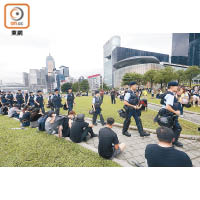 示威者在金鐘一帶等候新一波反修例衝擊行動。（陳章存攝）