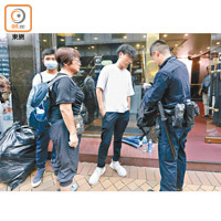 遠東金融中心<br>警員在金鐘一帶巡邏及檢查市民隨身物品。（陳章存攝）
