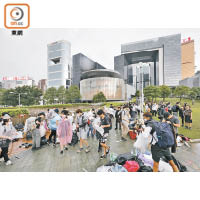 市民到添馬公園清理雜物。