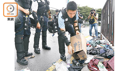 警方檢走遺下的催淚彈。（黃仲民攝）