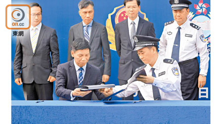 香港警方與內地公安代表，曾高調在皇崗口岸舉行移交逃犯儀式。