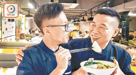 韓宗博（右）與兒子韓子俊拍住上投資開設車仔麵店。（陳錦燕攝）