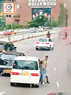 兩名涉事車主被拍到在道路上大打出手，網民嘲笑是「武術切磋」。