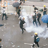 警方在「612暴動」中投擲大量催淚彈，示威者迅速執拾反投擲向警方。