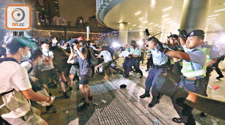 警方指612示威中某些人的衝擊行為干犯暴動罪。