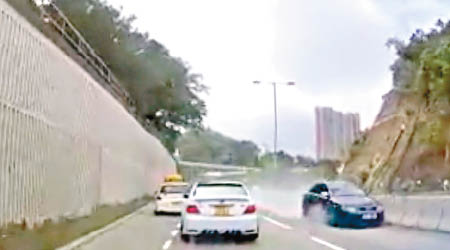 青山公路葵涌段有私家車逆線撞壆。（互聯網圖片）
