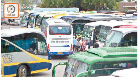 全港可供旅遊巴士使用的泊車位及上落客位增加不足一百個。