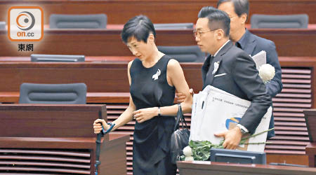 陳淑莊（左）喺楊岳橋（右）陪伴下撐着拐杖出席立法會會議。（羅錦鴻攝）