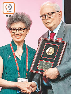 陳重娥（左）獲國際表揚她多年來的糖尿病研究貢獻。（機構提供）
