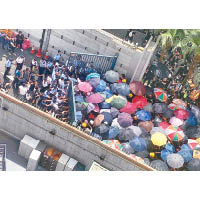 持雨傘的示威者一度試圖衝入警總後門。（互聯網圖片）