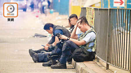 政府推動修例引致示威者與警方發生激烈衝突，警員疲於奔命，事後更被網民起底。
