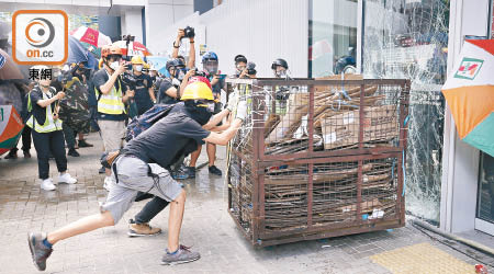 示威者用鐵籠車猛撞立法會玻璃幕牆。