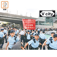 警員曾向示威者舉起紅旗示警。