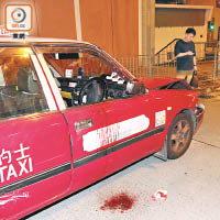 的士車門及地上遺下血漬。（郭垂垂攝）