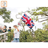 有參與光復上水遊行的人士揮動英國旗。