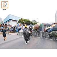 示威者以鐵馬及竹枝設路障。