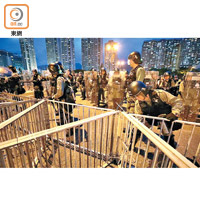 示威者在沙燕橋設路障，警方隨後拆除。