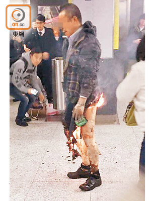 列車抵達尖沙咀站後，死者張錦輝下半身仍着火，褲子燒爛露出大腿及臀部。