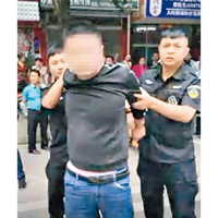 疑犯被警方制服押走。（互聯網圖片）