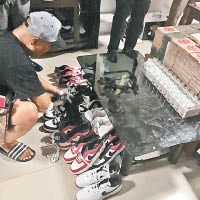 泰國警方搜出藥樽、運動鞋。（互聯網圖片）