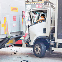 油麻地<br>兩輛貨車首尾相撞，其中一輛車頭凹陷。（互聯網圖片）