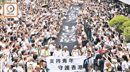 警方稱銀髮族遊行最高峰為一千五百人。