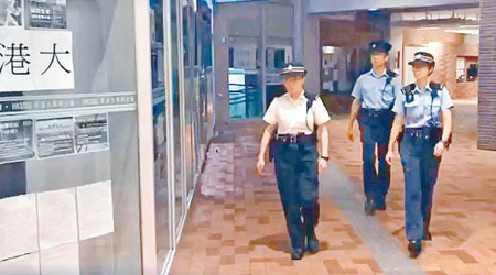 三名警務人員昨晨在港大校園徘徊，大學稱會向警方作正式投訴。（港大學生會學苑即時新聞Fb）