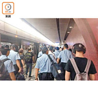 有市民發現大批警員乘搭向西區方向地鐵列車，估計是到中聯辦增援。