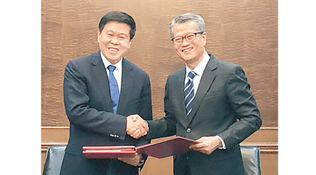 陳茂波（右）日前與國家稅務總局局長王軍（左）簽訂議定書。（互聯網圖片）