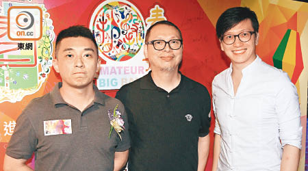 黃偉傑（左）、李衛銘（右）同史丹利（中）致力推介森巴以期成為香港盛事。