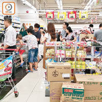昨晚不少市民到元朗區超市購備糧食。
