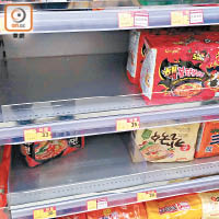 超市內即食麵貨架有缺貨情況。