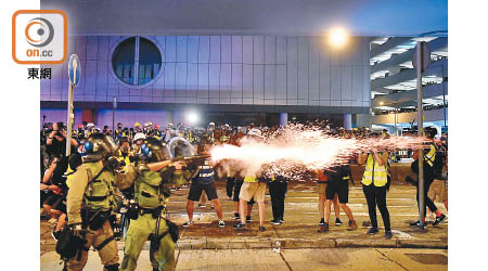 防暴警察周日在上環施放催淚槍驅散不肯離開的示威群眾。