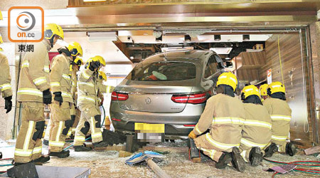私家車衝入餅店，消防員在場救援。（郭垂垂攝）