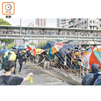 示威者在南邊圍村外拆毀鐵欄做障礙物或武器。（陳章存攝）