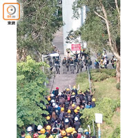 警方向企圖逼近南邊圍村的示威者舉旗示警。（讀者提供）
