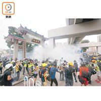 警方施放催淚彈力抗企圖攻入南邊圍村的示威者。