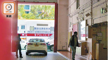 警方昨日在元朗消防局設立臨時指揮中心。（林耀康攝）