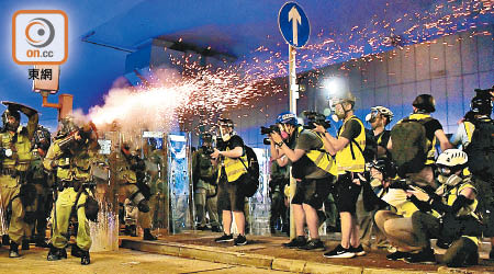 有人不滿警方上周日在上環使用過度武力驅散示威者。