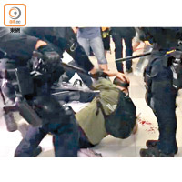 大批警察進入站內，有示威者倒地受傷。