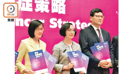 陳肇始（中）說政府會待委託香港大學進行的本地研究發表數據，再檢視篩查的方向。