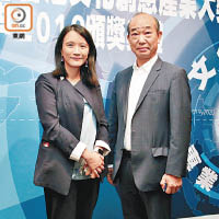 香港菁英會副主席黃麗芳（左）支持青年創業，旁為香港玩具廠商會會長梁鍾銘。