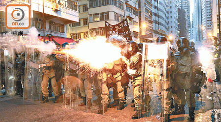 西環：警方在西區向示威者發射大量催淚彈。（陳章存攝）