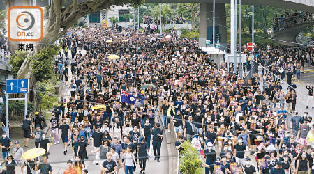 遊行四散：示威者在集會後佔據整條道路前行，無視遊行不獲批准。（吳艷玲攝）