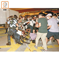 示威者晚上與警方展開激烈衝突。