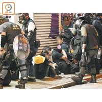 示威者早前在中上環與警方爆發激戰，警方事後拘捕四十九人，其中四十四人被控暴動罪。
