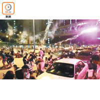 煙花射向人群，市民四散走避。