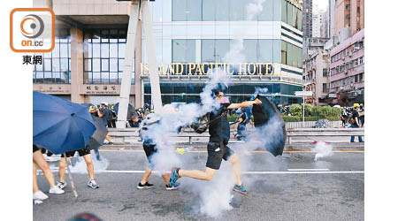 近來多場示威活動中，示威者與警方多次發生暴力衝突。